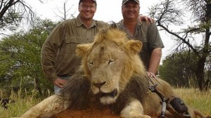 Walter Palmer posant devant son trophée mort